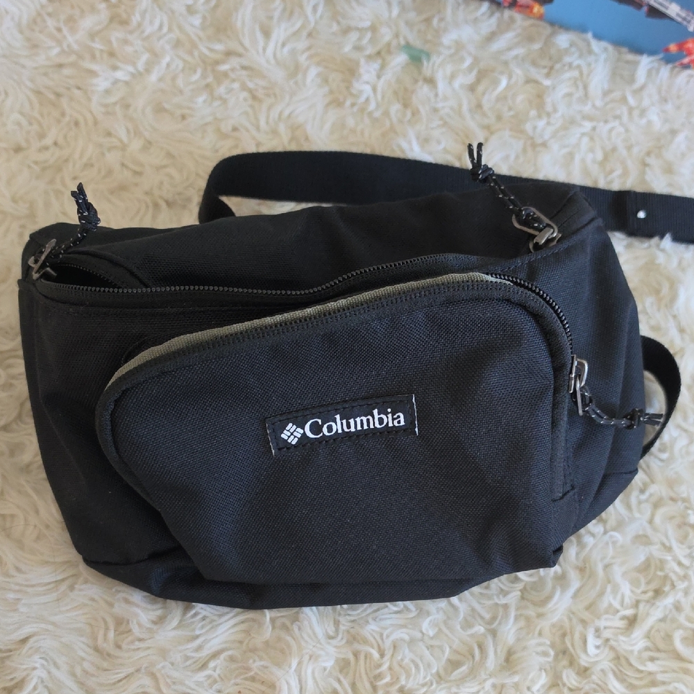 Columbia Black‎ Fanny Pack with Front Zip Pocket